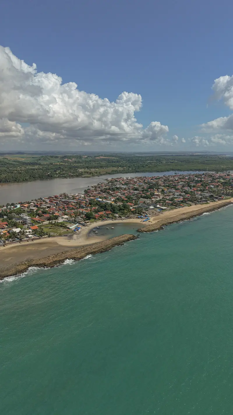 Vista aérea da costa de Serrambi e do mar verde
