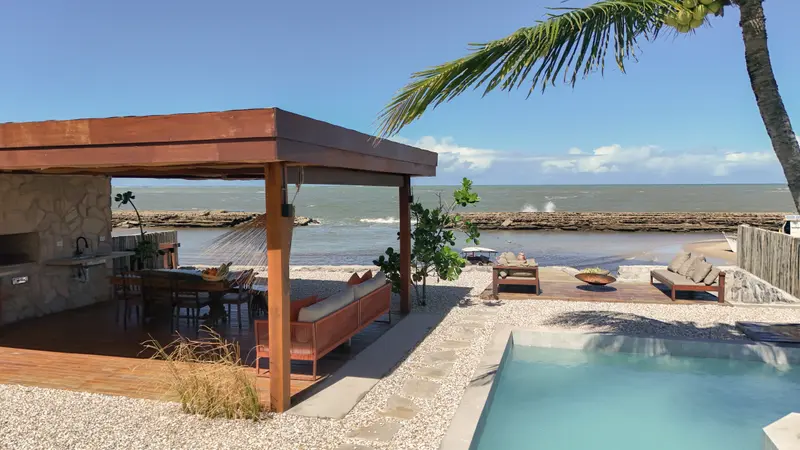 Gazebo da área gourmet ao lado da piscina, de frente para o mar
