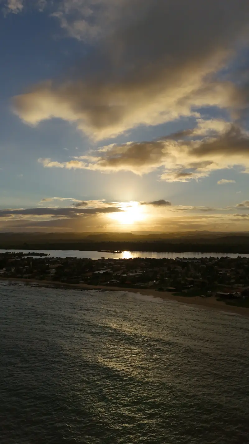 Pôr do sol sobre o mar e os arrecifes