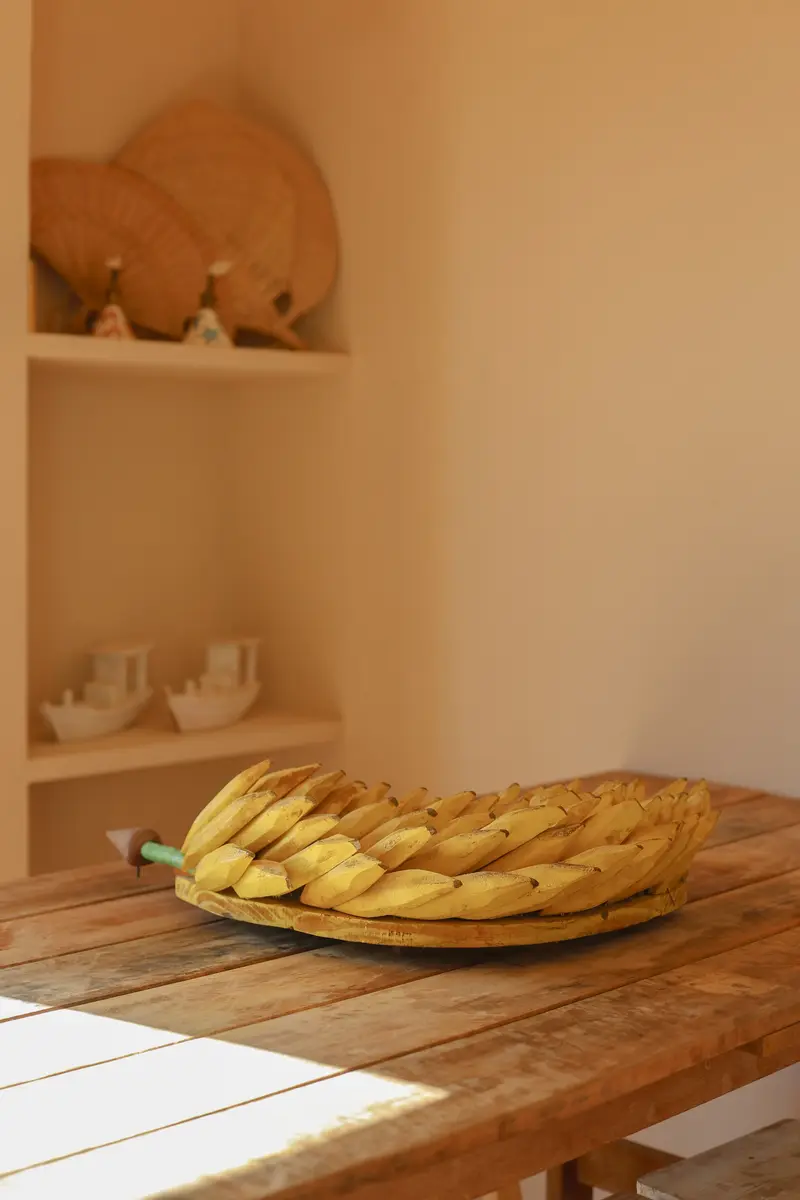 Cacho de bananas sobre a bancada de madeira