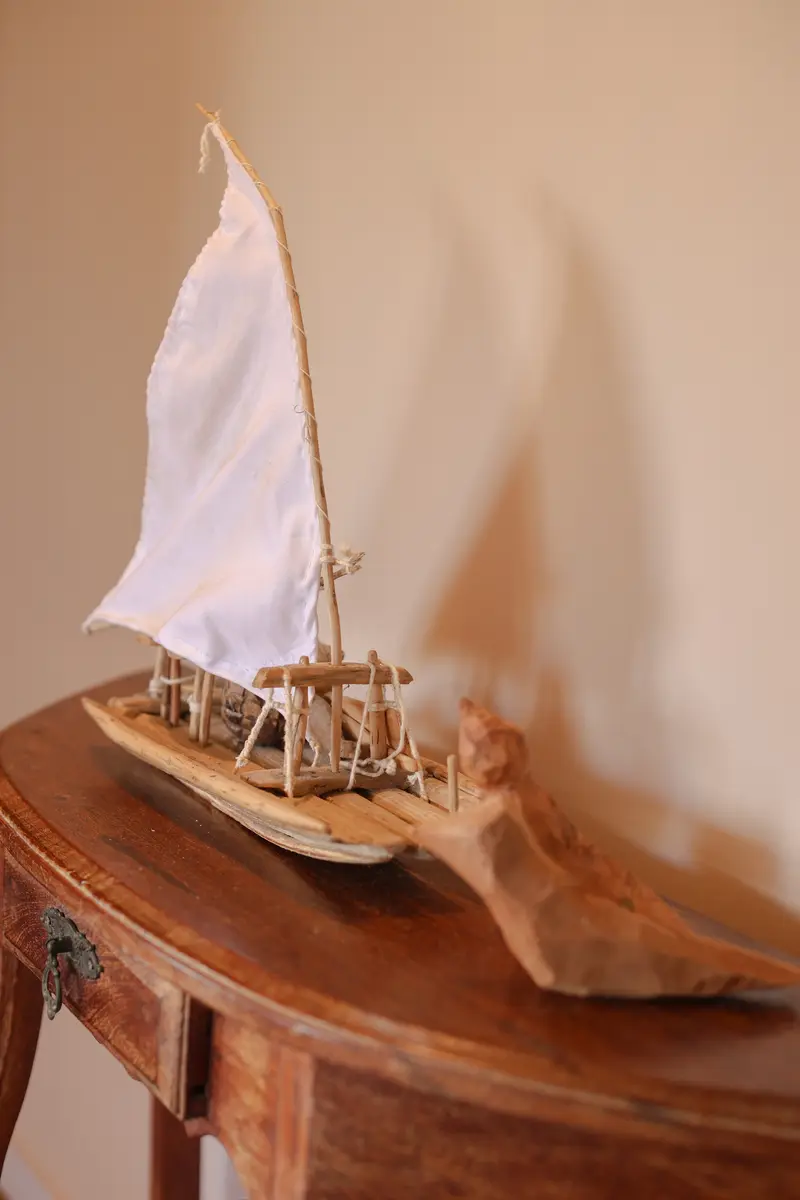 Miniatura de jangada sobre a cômoda