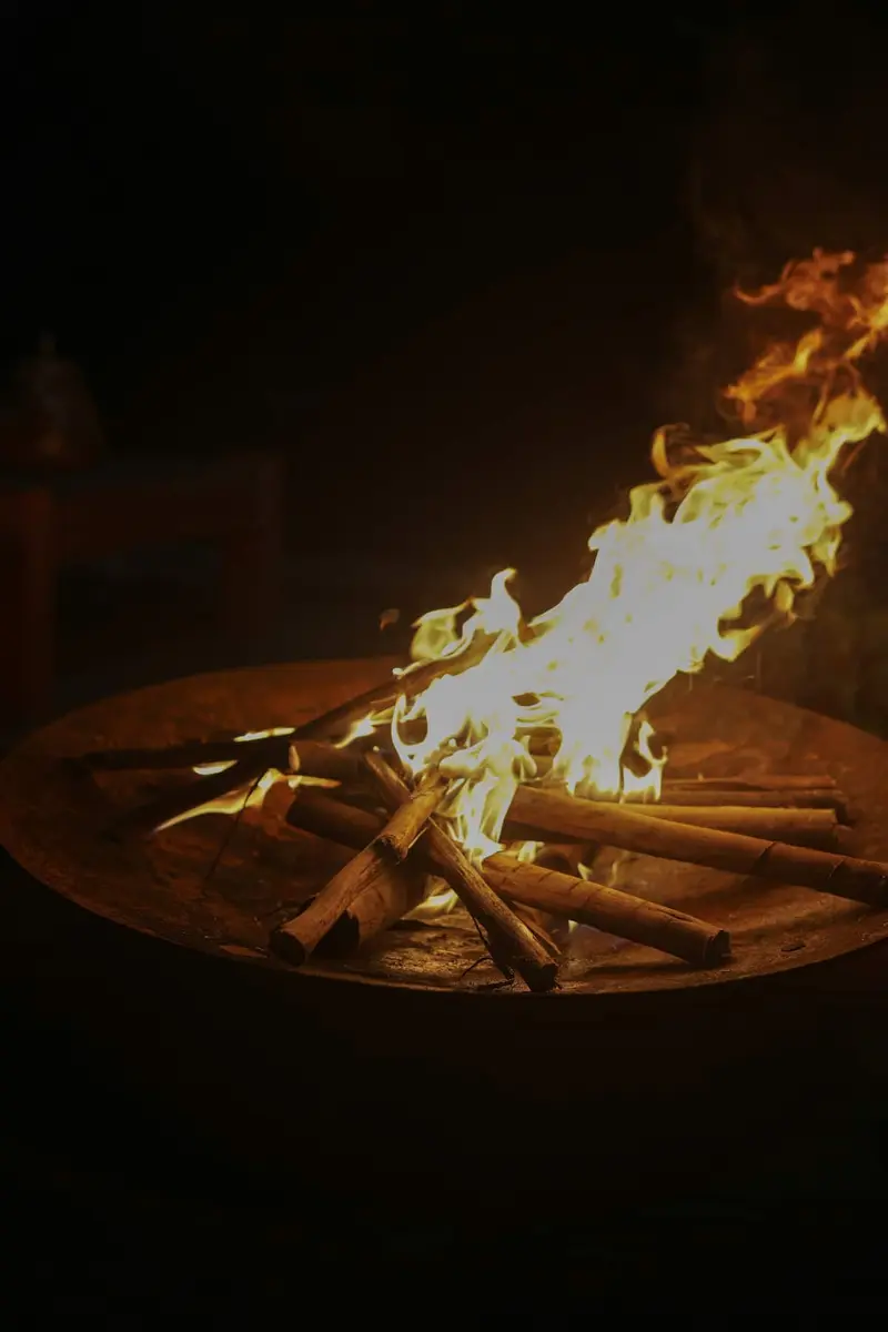 Fire pit aceso à noite