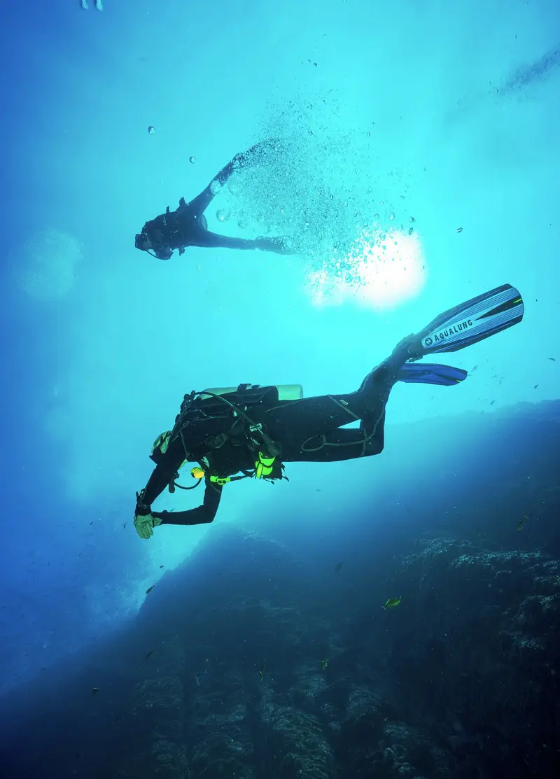 Mergulhadores no mar azul